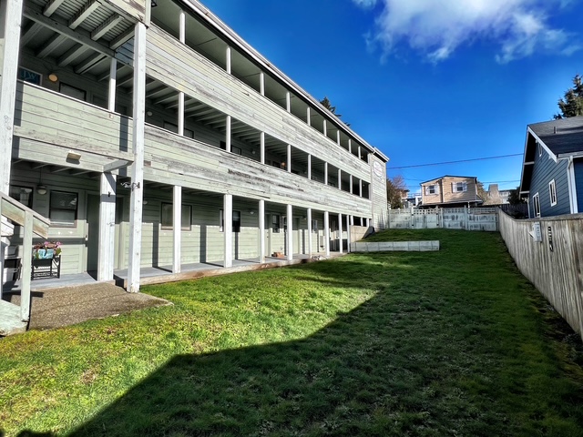 637 Pleasant Ave #205