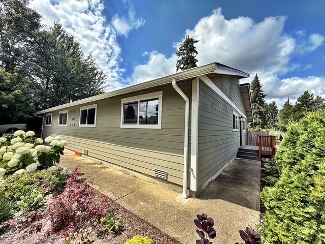 523 Constitution Avenue South - B